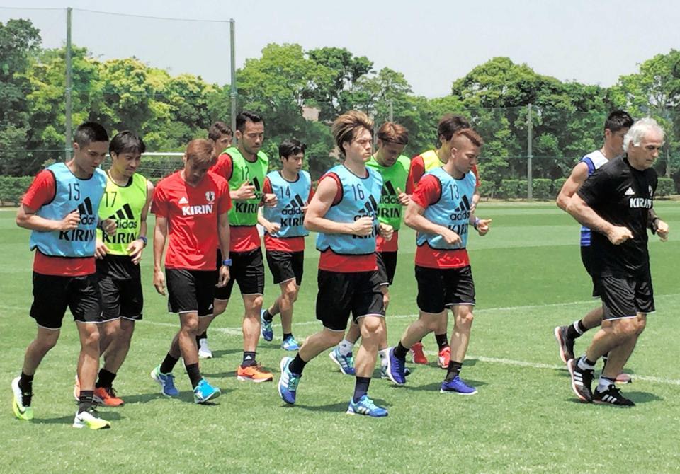 　ハリルホジッチ監督（右端）を先頭にジョギングするサッカー日本代表
