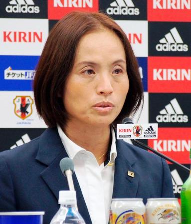 　米国でのサッカー女子４カ国対抗国際親善大会に臨む日本代表を発表する高倉監督