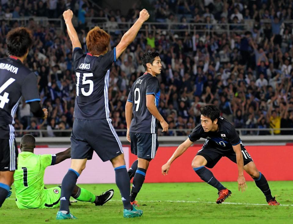 　後半、同点ゴールを決めた日本代表・香川（右）
