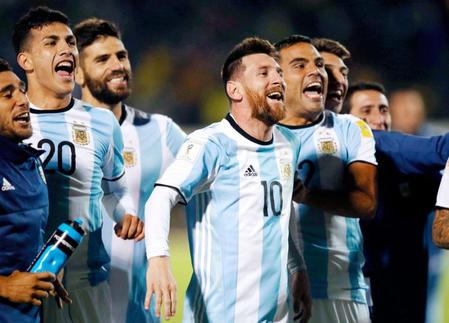　Ｗ杯出場を決め喜ぶメッシ（10）らアルゼンチンの選手たち（ロイター＝共同）