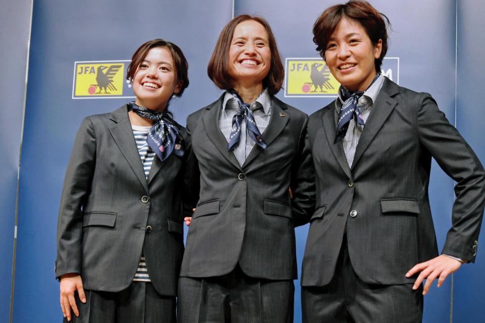 　ビームス社から提供された新オフィシャルスーツを着用し、記念撮影に応じるなでしこジャパンの（左から）長谷川唯、高倉麻子監督、池田咲紀子