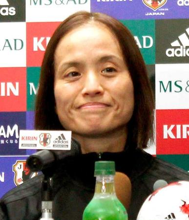 　記者会見するサッカー女子日本代表の高倉監督
