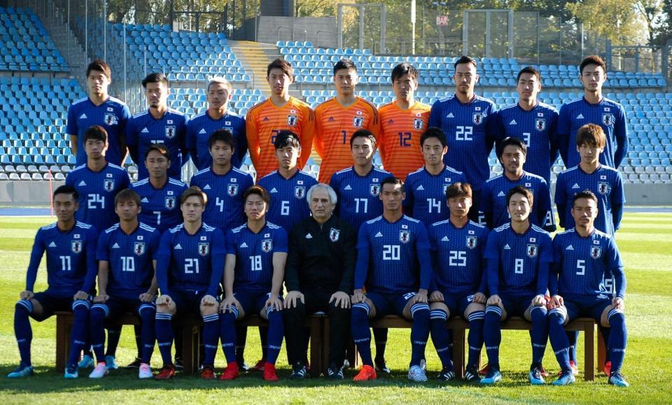 　新ユニホーム姿で集合写真を撮影したサッカー日本代表
