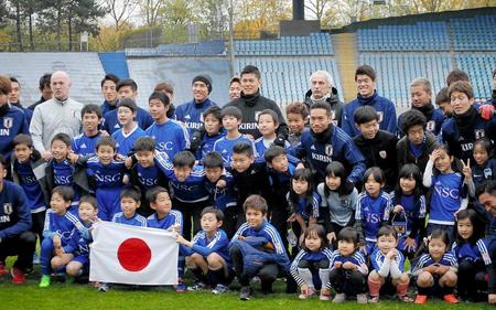 　練習前にパリ近郊在住の日本人と交流したサッカー日本代表メンバーら