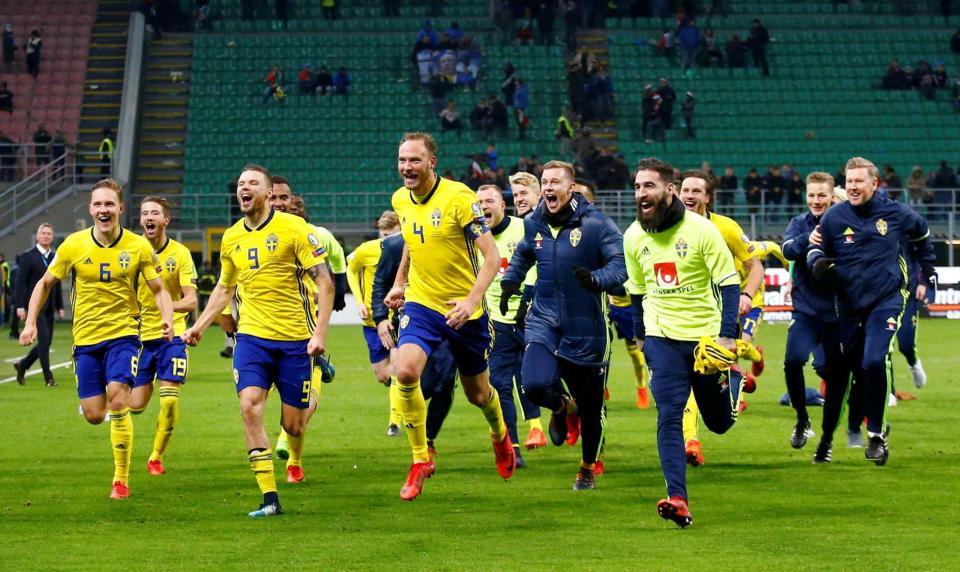 　イタリアを破ってＷ杯出場を決め、喜ぶスウェーデンの選手（ロイター＝共同）