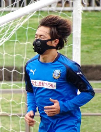 　心肺機能強化のマスクを着用してランニングする川崎・斎藤