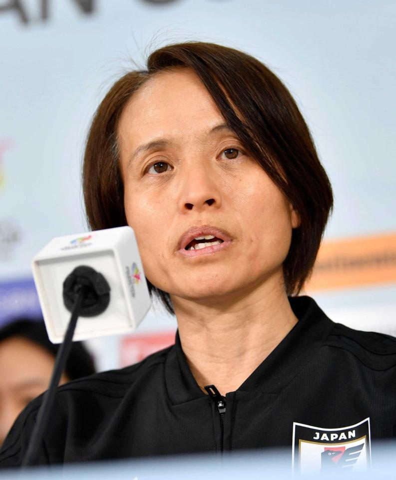 　韓国戦を前に、記者会見するサッカー女子日本代表の高倉監督（共同）