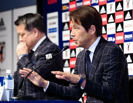 就任会見で質問に答えるサッカー日本代表の西野朗新監督（手前）。後方は日本サッカー協会の田嶋幸三会長