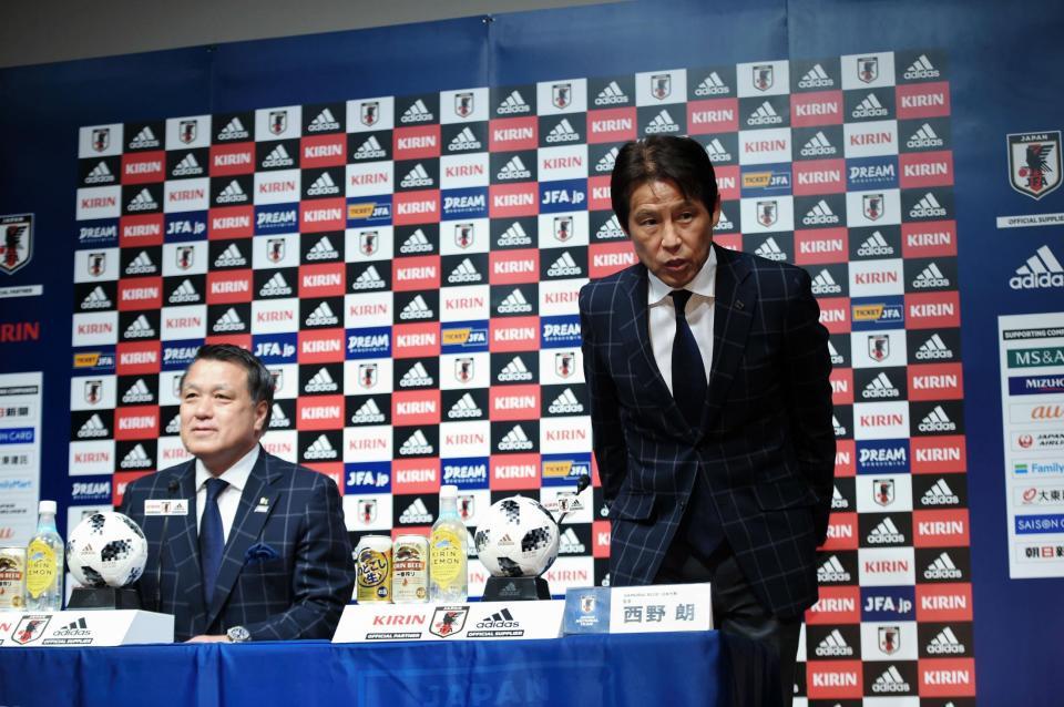 就任会見に登場し一礼するサッカー日本代表の西野朗新監督（右）。左は日本サッカー協会の田嶋幸三会長