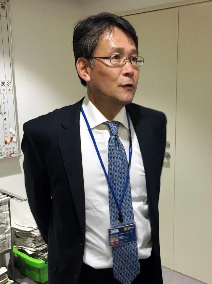 　就任後初の技術委員会を終え、報道陣に対応する日本サッカー協会の関塚隆技術委員長