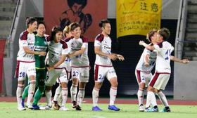 PK戦の末、琉球を破り喜ぶFC今治イレブン=沖縄県総合運動公園陸上競技場