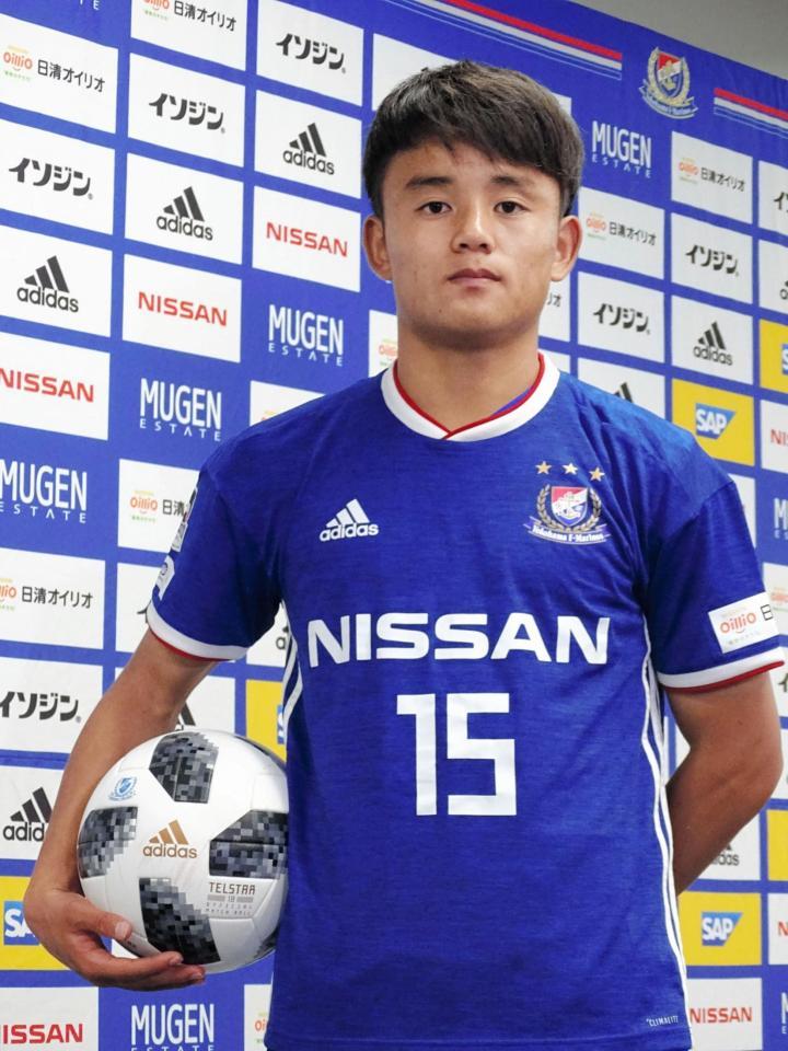 移籍会見した横浜ＭのＦＷ久保は背番号15の新しいユニホーム姿を披露