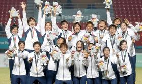 アジア大会で金メダルを獲得し喜ぶなでしこジャパン(共同)