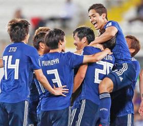 後半、勝ち越しゴールを決め、武藤(右上)らに祝福される塩谷(中央右)=共同