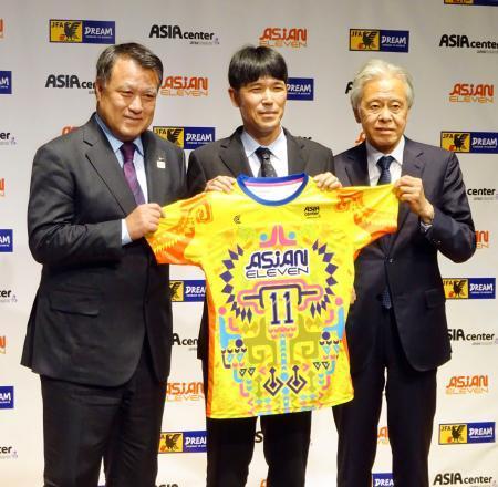 Jヴィレッジでの国際親善試合開催を発表し、写真に納まる(右から)安藤裕康・国際交流基金理事長、古賀琢磨氏、田嶋幸三・日本サッカー協会会長=12日午後、東京都内