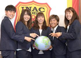 日本代表に選ばれ、健闘を誓うINAC神戸の(左から)三宅、鮫島、中島、岩渕、杉田(撮影・後藤亮平)