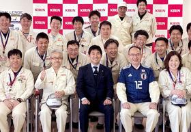 親善試合が行われる宮城県を訪問し、キリンビール仙台工場の従業員らと記念撮影するサッカー日本代表・森保監督(前列中央)