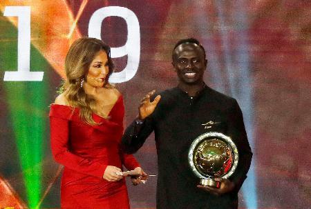 　サッカーのアフリカ最優秀選手賞を受賞するセネガル代表ＦＷマネ（右）＝フルガダ（ロイター＝共同）