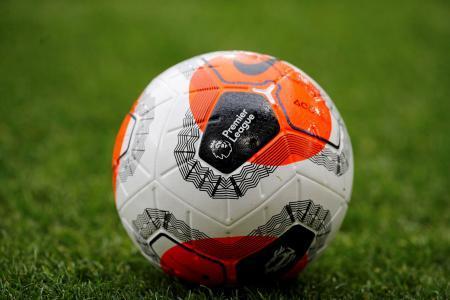 　プレミアリーグのロゴが描かれたサッカーボール＝２月、バーンリー（ロイター＝共同）