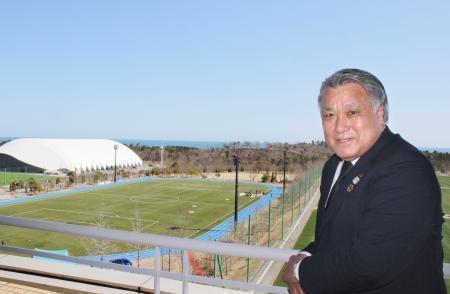 　福島県の「Ｊヴィレッジ」が本来のサッカー施設として復興し、笑顔を見せる日本協会の田嶋幸三会長＝１１日
