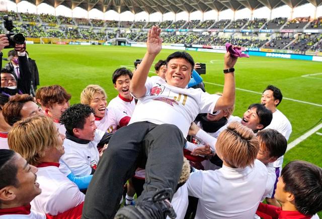 J1昇格を決め、胴上げされる京都のチョウ・キジェ監督