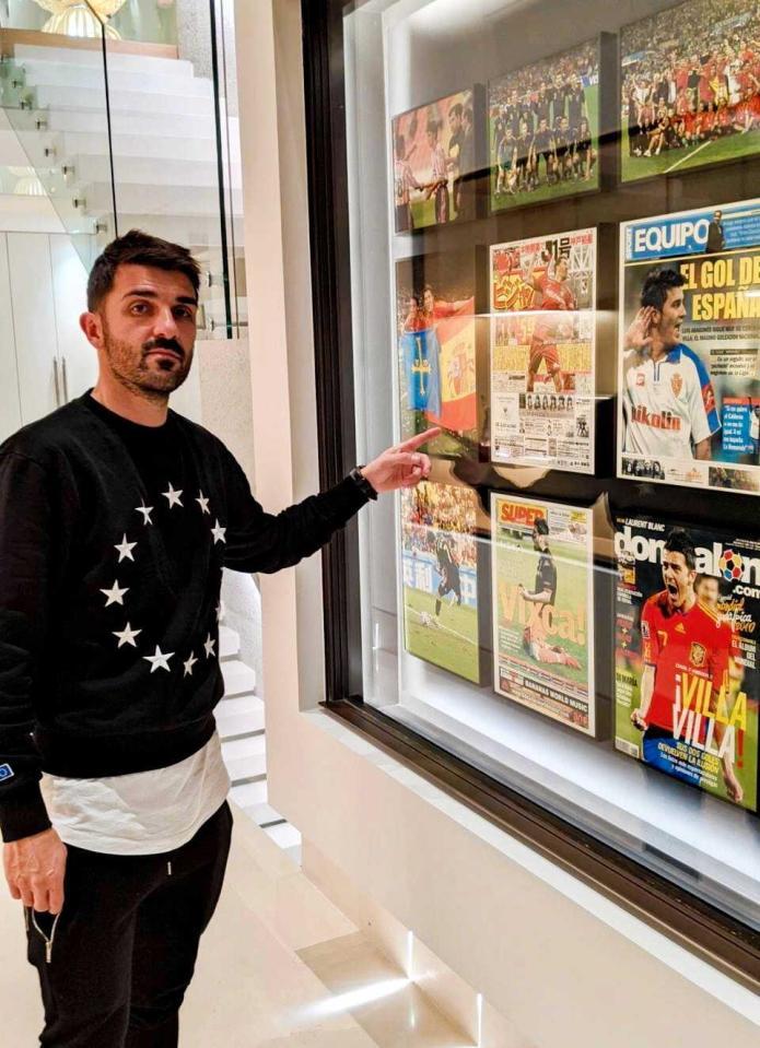 　ビジャ氏の自宅に飾られるデイリースポーツ（提供写真）