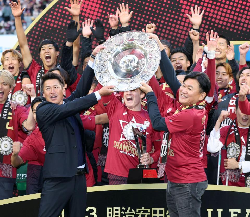 　シャーレを掲げる神戸・吉田孝行監督（左）と三木谷浩史会長（撮影・山口登）