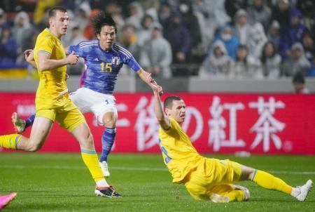 　日本-ウクライナ　後半、チーム２点目のゴールを決める田中（１５）＝ミクニワールドスタジアム北九州