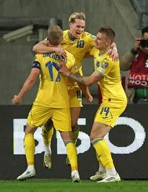 　プレーオフ決勝のアイスランド戦で得点を喜ぶウクライナの選手たち＝ウロツワフ（ロイター＝共同）