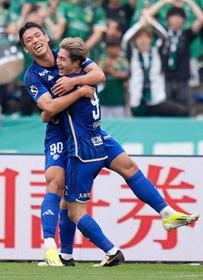 　前半、チーム２点目のゴールを決め、呉世勲と抱き合い喜ぶ町田・藤尾（右）