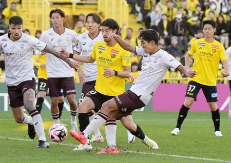 　柏-神戸　試合終了間際、同点ゴールを決める神戸・武藤（手前右）＝三協Ｆ柏