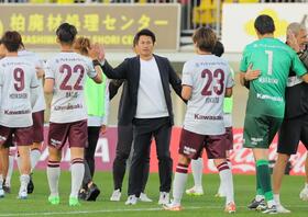 　試合後、イレブンを出迎える神戸・吉田監督（中央）＝１１月３０日