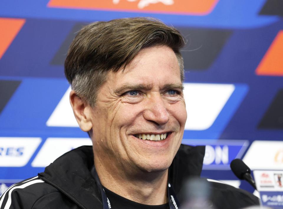 　コロンビア戦を前に、記者会見するニールセン監督＝５日、ヨドコウ桜スタジアム