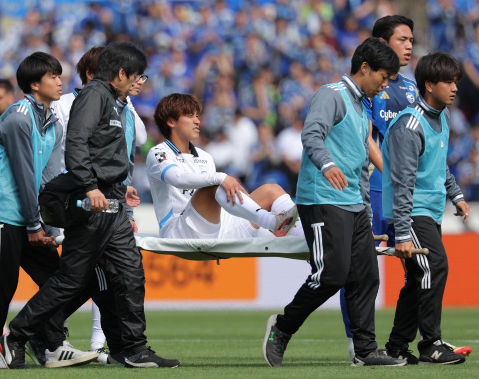 　前半、負傷退場となる川崎・橘田健人（撮影・吉澤敬太）