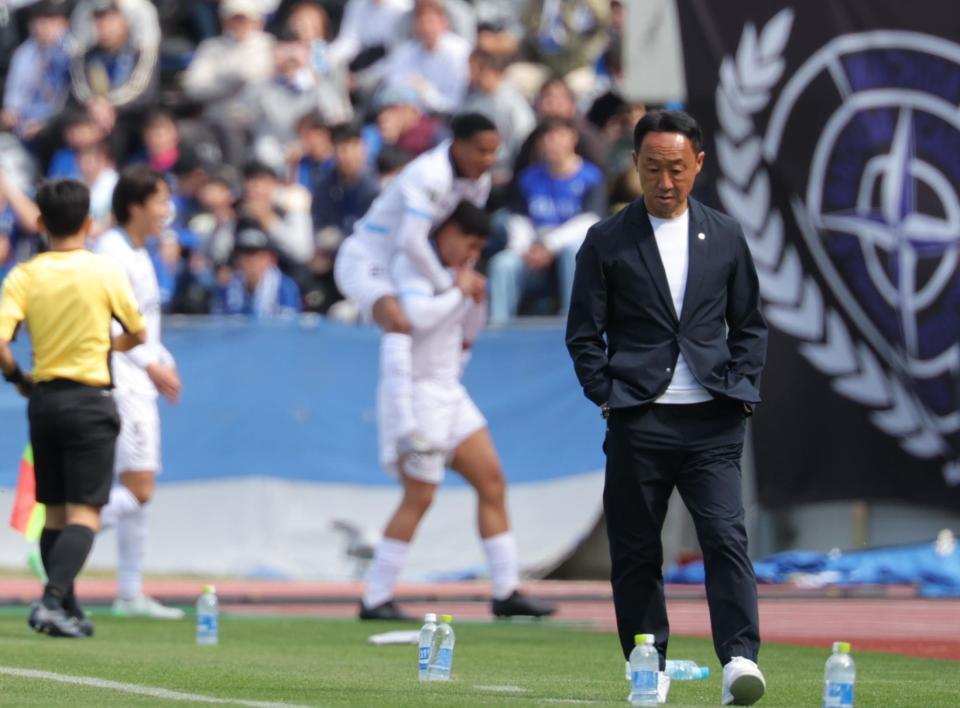 　前半、川崎のエリソンに先制点を許し、うつむく町田・黒田監督（撮影・吉澤敬太）