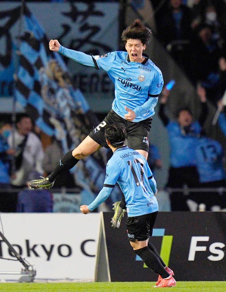 　試合終了間際、同点ゴールを決め、跳び上がって喜ぶ川崎・高井