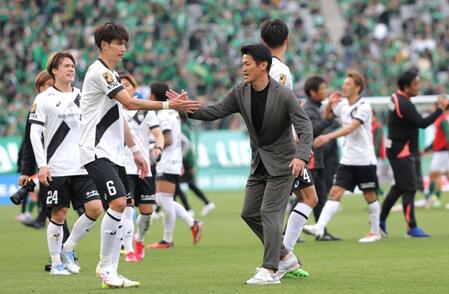 　東京Ｖに勝利し、イレブンと握手する神戸・吉田監督（撮影・西岡正）