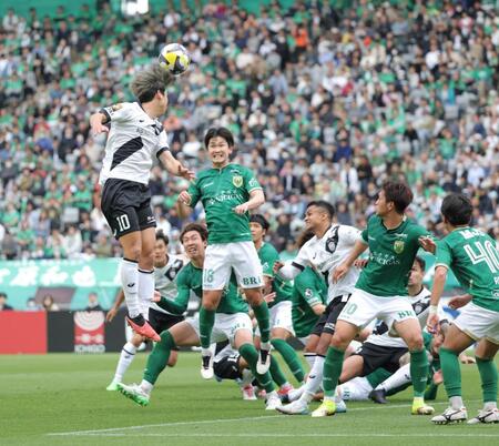 　後半、ゴール前で競り合う神戸・大迫勇也（左）＝撮影・西岡正