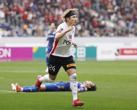 　前半、チーム２点目のゴールを決め、駆け出す浦和・松尾（共同）