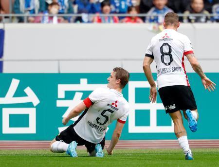 　町田-浦和　前半、先制ゴールを決め、喜ぶ浦和・ホイブラーテン（左）＝国立競技場