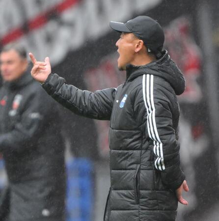 　後半、指示を出す町田・黒田剛監督（撮影・伊藤笙子）