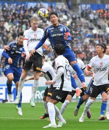 　後半、ゴール前で競り合う浦和のサミュエル・グスタフソン（左）と町田の昌子源（撮影・伊藤笙子）