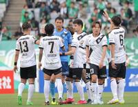 　東京Ｖに勝利し、タッチを交わす神戸イレブン（撮影・西岡正）