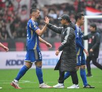 　浦和相手に敗れ、選手を労う町田・黒田剛監督（撮影・伊藤笙子）