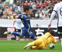 　前半、シュートを打つも浦和・西川周作（右）に阻まれる町田のオ・セフン（撮影・伊藤笙子）