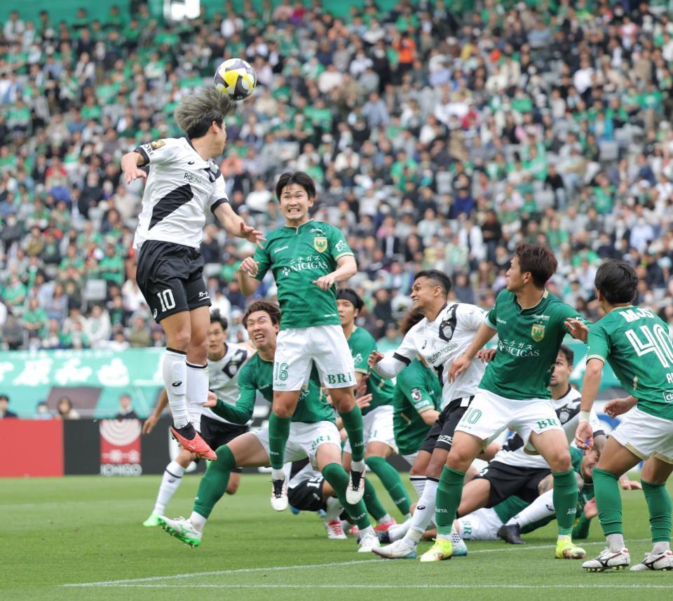 　後半、ゴール前で競り合う神戸・大迫勇也（左）＝撮影・西岡正