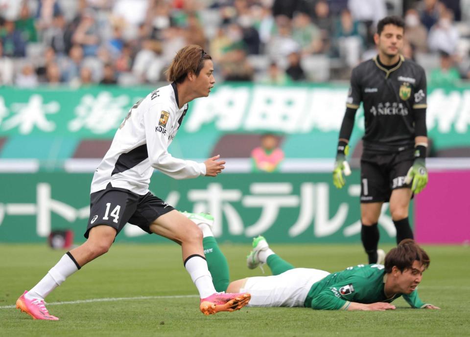 　後半、先制ゴールを決めた神戸・汰木（左）＝西岡正