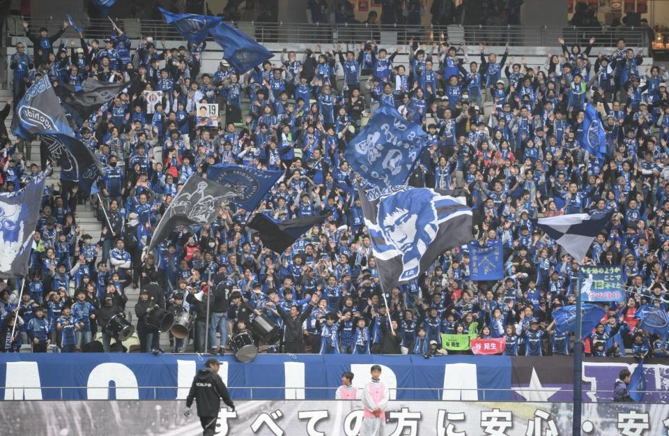 　試合前から声援を送る町田サポーター（撮影・伊藤笙子）