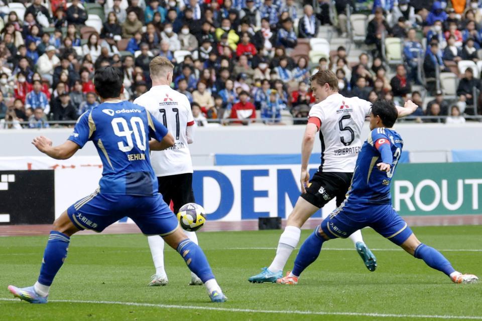 　前半、先制ゴールを決める浦和・ホイブラーテン（５）＝共同