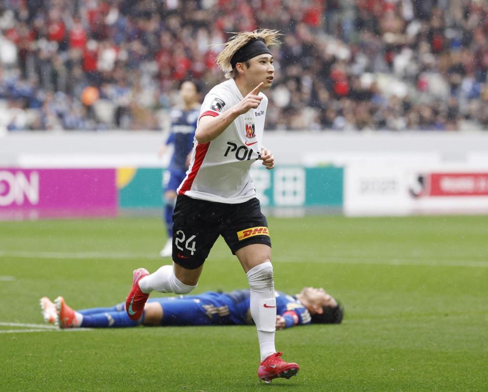 　前半、チーム２点目のゴールを決め、駆け出す浦和・松尾（共同）